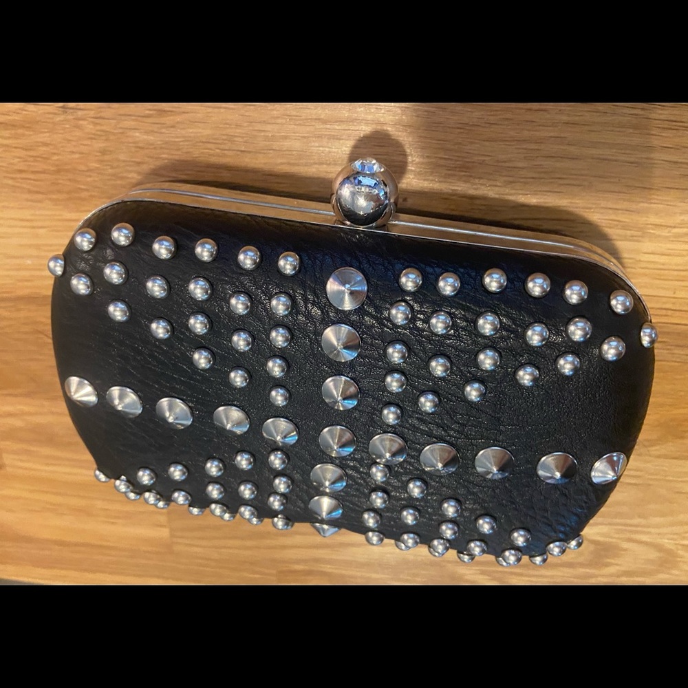 Studded clutch